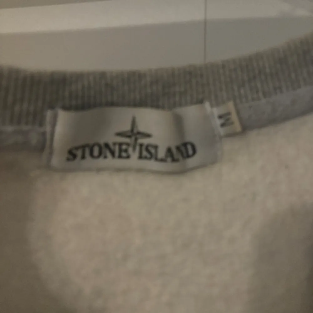 Säljer nu min Stone island tröja som jag har använt sparsamt. Den är storlek m och är riktigt snygg till våren och sommaren. Skriv om du vill ha fler bilder eller om du har några frågor.. Tröjor & Koftor.