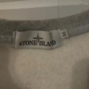 Säljer nu min Stone island tröja som jag har använt sparsamt. Den är storlek m och är riktigt snygg till våren och sommaren. Skriv om du vill ha fler bilder eller om du har några frågor.