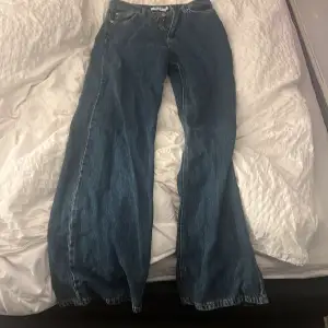 Säljer NAKD mörkblåa wide leg jeans, köpte de för 2 år sen och har aldrig använt eftersom de inte passade mig. 