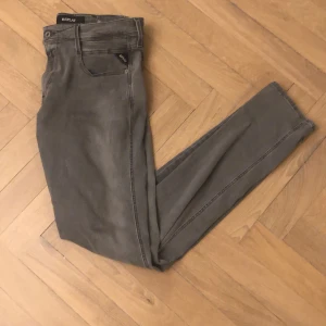 Replay Anbass - Grå Replay Anbass i storlek 32 för ett fint pris. Köpt för 1700kr, har inga håll eller defekter