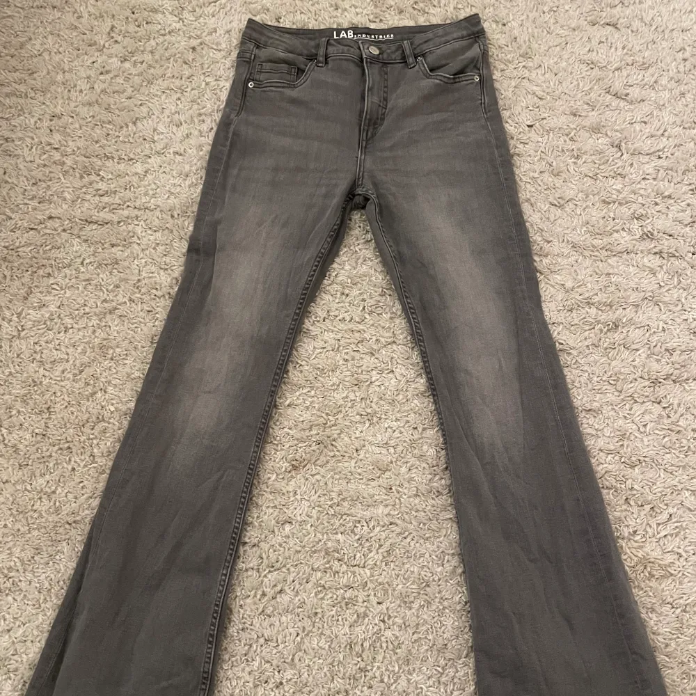 Grå bootcut jeans, storlek 164 men passar mig som är cirka 168 och har storlek 36. Jeans & Byxor.