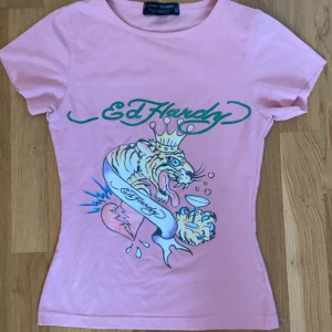 Edhardy tröja - Säljer min edhardy tröja för den är lite liten. Innan var den långärmad men jag har klippt av ärmarna. Jag vet inte riktigt storleken men den är ganska liten. Passar xxs. KÖPAREN STÅR FÖR FRAKT!
