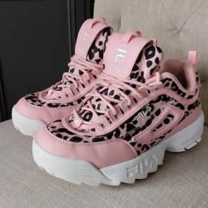 Fila Leo sneakers - Ett par riktigt coola våriga Filaskor. Använda men i fantastiskt skick. Har mycket kvar att ge.