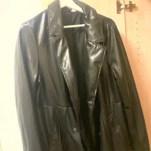  regnjacka -  Det är typ regnjacka vet inte exakt vad jag ska kalla det