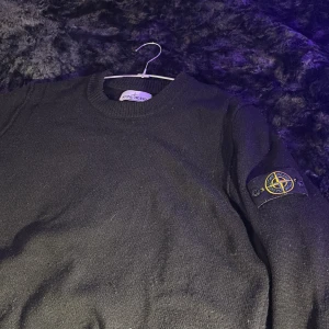 Stone Island Knit - Stickad stone island tröja i strl L knappt använd, köpt på NK i gbg för 3100kr kvitto finns ✅
