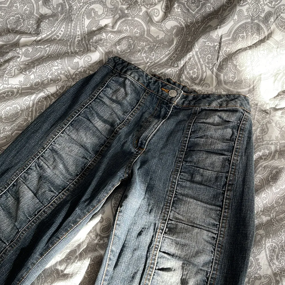Så coola jeans med detaljer som tyvärr är för korta på mig som är 176cm Innerbenslängd 76cm Midijemått: 33cm men resår. Jeans & Byxor.