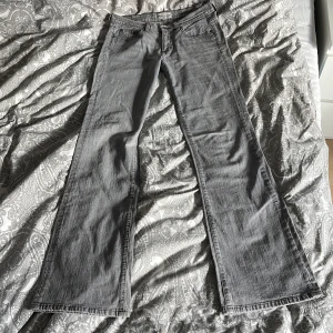Lowwaisted bootcut jeans - Cross jeans som är lådmidijade med bootcut så sjukt snygga men tyvärr för små för mig Innerbenslängd: 82cm Midijemått tvärsöver: 41cm