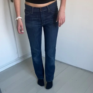 Vintage jeans från Levis - Mörkblå vintage jeans från Levis! Står ingen storlek men passar S! Skriv om du vill ha mått! Bra skick 🙌🏼