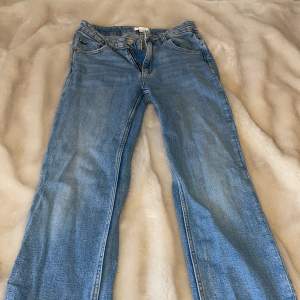 Snygga jeans från Gina tricot Young avdelning!❤️ Fint skick och sparsamt använda🫶🏼 Skulle säga något emellan low waist och mid waist🥰 Dom är straight i benen. Så inte skinny men inte baggy.