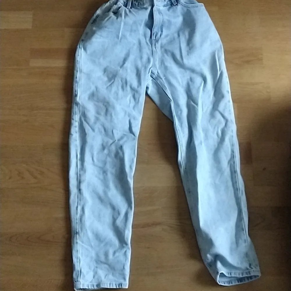 Jättesnygga och oanvända jeans från Lindex de har tyvärr blivit för korta på mig och är i stl 158! Hör av er om frågor eller fler bilder. Priset kan sänkas vid snabb affär. Jeans & Byxor.