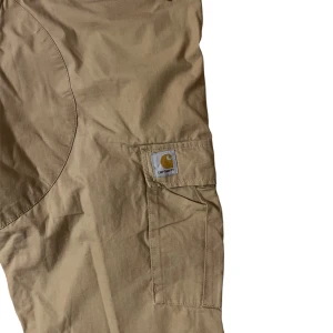 Carhartt Cargopants - Finns band i slutet av byxorna sả man kan bestämma hur "baggy" dom sitter! Skick: 8/10! Skriv om du har fragor eller vill se fler bilder 🕸️