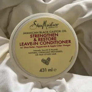 Shea Moisture strengthen & restore leave-in conditioner. Andvänder inte längre och därför säljer jag. Hjälper lockar komma fram samt bli återfuktande 