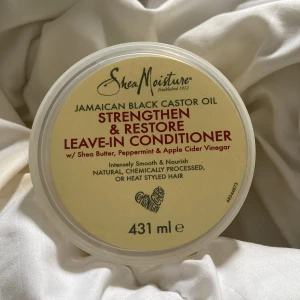 Shea Moisture - Shea Moisture strengthen & restore leave-in conditioner. Andvänder inte längre och därför säljer jag. Hjälper lockar komma fram samt bli återfuktande 