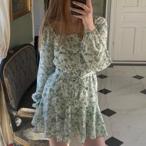 Klänning - Supersnygg klänning som tyvärr har blivit för liten för mig💕 storlek 32 (xxs) men passar också XS. 