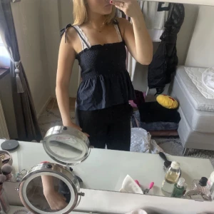 Linne  - Säljer ett jätte fint linne som är marinblåt jätte gulligt de är som nytt inga skador på den nästa aldrig använd💓💓