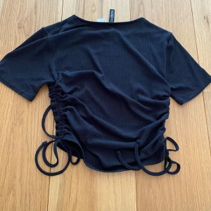 Svart ribbad tröja - tröjan är i väldigt bra skick och den har blivit använd fåtal gånger.