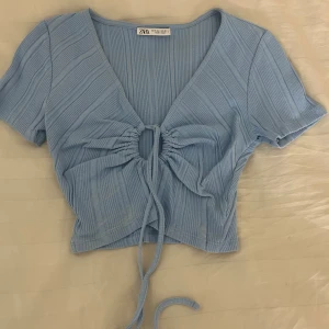 Blå crop top - Blå crop top från zara. Helt oanvänd storlek S.