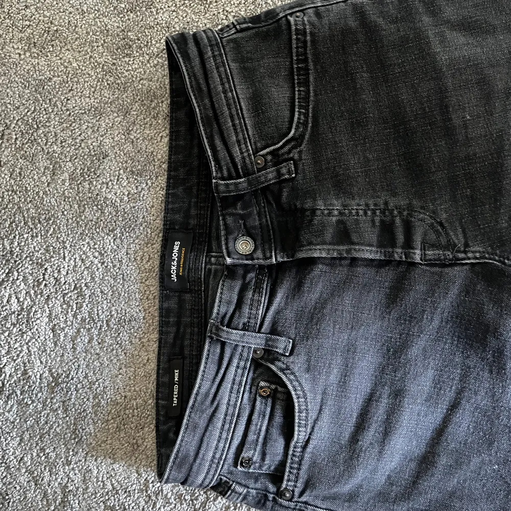 Schyssta och sparsamt använda svarta jeans från Jack and Jones! Storlek 28/30 Dm för frågor! . Jeans & Byxor.