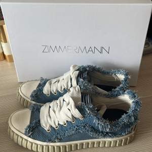 Säljer dessa skit coola Zimmermann skor. Använda 2 gånger. Nypris runt 4300 kr. Pris kan diskuteras. Skriv om ni vill ha fler bilder eller annan info!!  