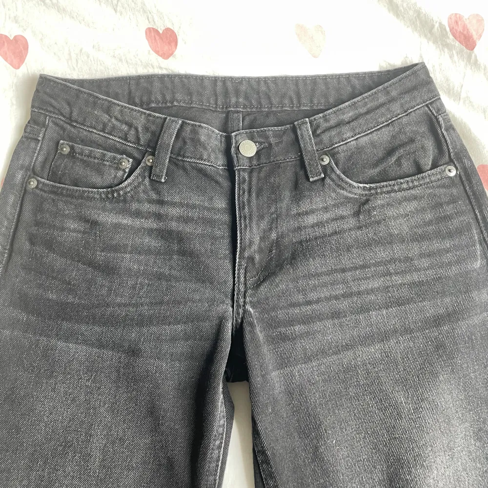 Assköna lågmidjade jeans från WEEKDAY i modellen Arrow i storlek 27/32, jag är 1,65cm lång📏🩷Helt nya, endast prövade, men säljer pga lite för stora🩷 Köpta för 590kr💜. Jeans & Byxor.