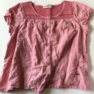 Rosa blus - En söt rosa kortärmad blus med puffärmar🌸