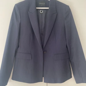 Kavaj  - Kritstrecksrandig marinblå figursydd kavaj. Som ny 