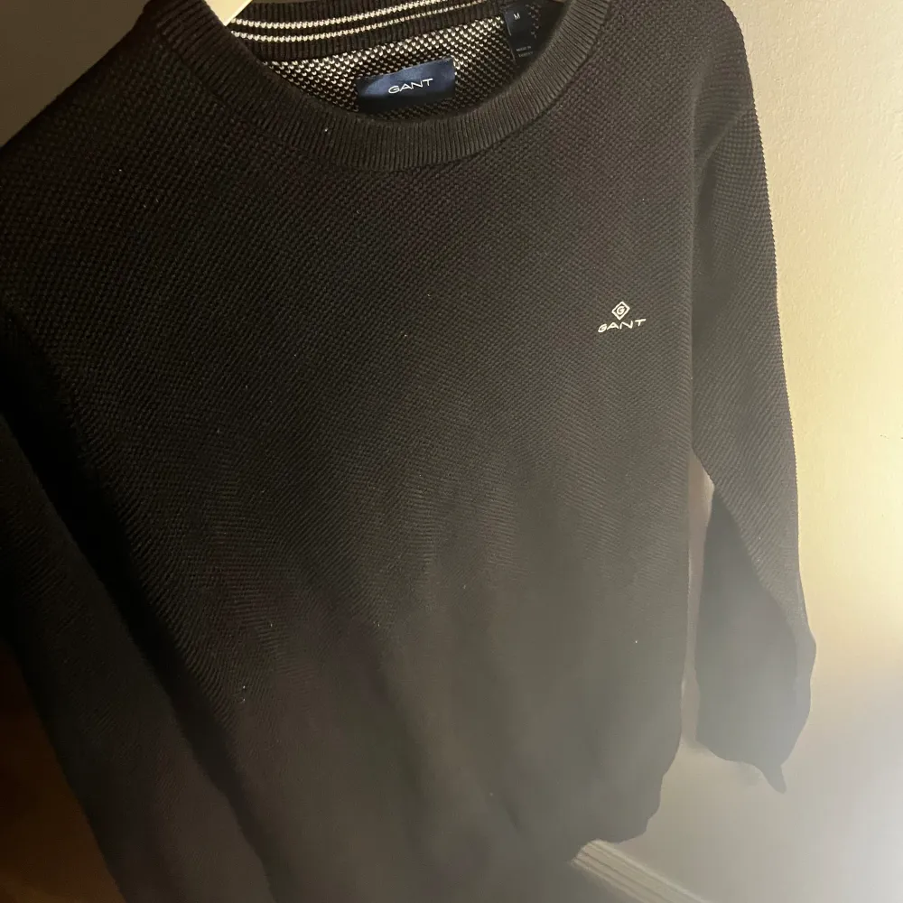 Säljer denna svarta gant sweatshirten, klass skick, inga skador eller defekter. Knappt använd och skönt matrial. Nypris: 1199 kr + | Mitt pris: 459 kr. Neuleet.