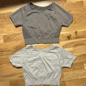 Träningstoppar - Båda i storlek m, köpta för flera år sedan och i bra skick (nyskick) köp båda för 200 kr 