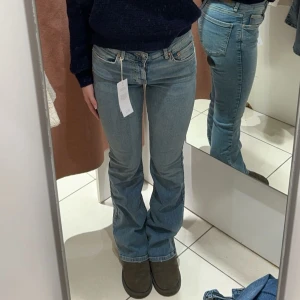 Ljusblå lågmidjade jeans  - Sjukt snygga low waist jeans. Jättesköna och stretchiga! Nypris 499 kr, använda 1 gång❤️ Jag är 165 