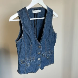 Väst - Jeansväst i bra skick med detaljer 