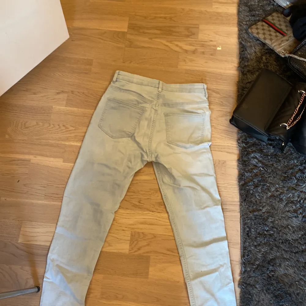 Säljer dessa nästan hela nya! Skinny jeansen för jag använder inte dom skriv privat för mer information och bilder pris kan diskuteras . Jeans & Byxor.