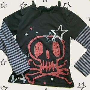 Grunge långärmad tröja dödskalle  - Säljer denna supercoola tröjan! Bra skick❤️ Priset går att diskutera Säljer då jag inte använder den så ofta.  🫶