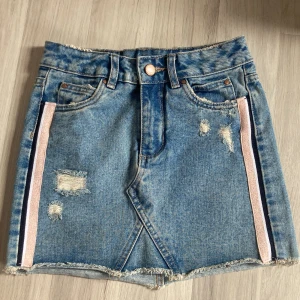 Jeans kjol - Jättefin Girls United denim kjol med glitter rosa, vit och svarta ränder på sidorna. Fina detaljer💝 Har enbart använt den 1 gång. Nyttskick!💝