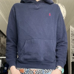 Polo Ralph Lauren Hoodie - Skick 5/10, nopprig men hel. Storlek 14-16 år (L barnstorlek). Modellen är 184 cm lång. Skriv vid minsta fundering eller intresse!