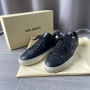 Arigatos - Säljer att par arigatos. Bra skick, använda ca 10 gånger. Inga defekter. Låda, dustbag mm följer med. 