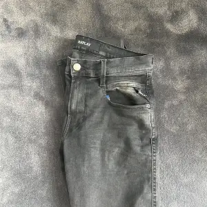 Säljer mina feta svart gråa replay jeans i storlek W28 L32 med sköna slitningar. Jeans är Hyperflex och är 8/10 skick.