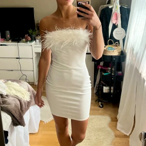 Studentklänning  - Säljer denna klänning som passar till studenten i storlek 36 från boohoo!!