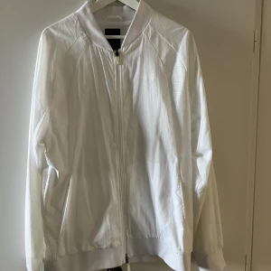 Vindjacka  - Sportig vindjacka i storlek Large.  Som ny! 