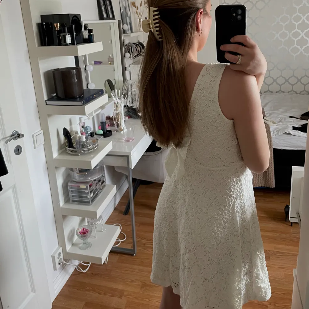 Säljer nu denna fina vita klänning som passar perfekt till både student och skolavslutning!  Den är lite djupare i ryggen med en så söt rosett 💕 Skriv för fler bilder!. Klänningar.