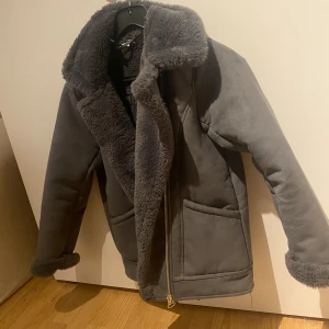 Mocka jacka - Superfin mocka jacka med fuskpäls! Är i superbra skick!✨