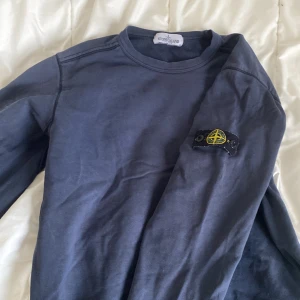 Stone island tröja  - Hej jag säljer denna tröja för att jag inte har andvändning av den längre har växt ut den på armar och kragen