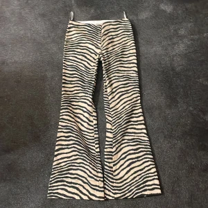 Zebra byxor  - Jäätte fina byxor från Malene Birger men tyvärr för stora på mig, de är för långa för mig som är 165😓 Innebenslängden är 82cm  Ytterben är 106cm  Midja rakt över är 40cm❤️🦓🦓