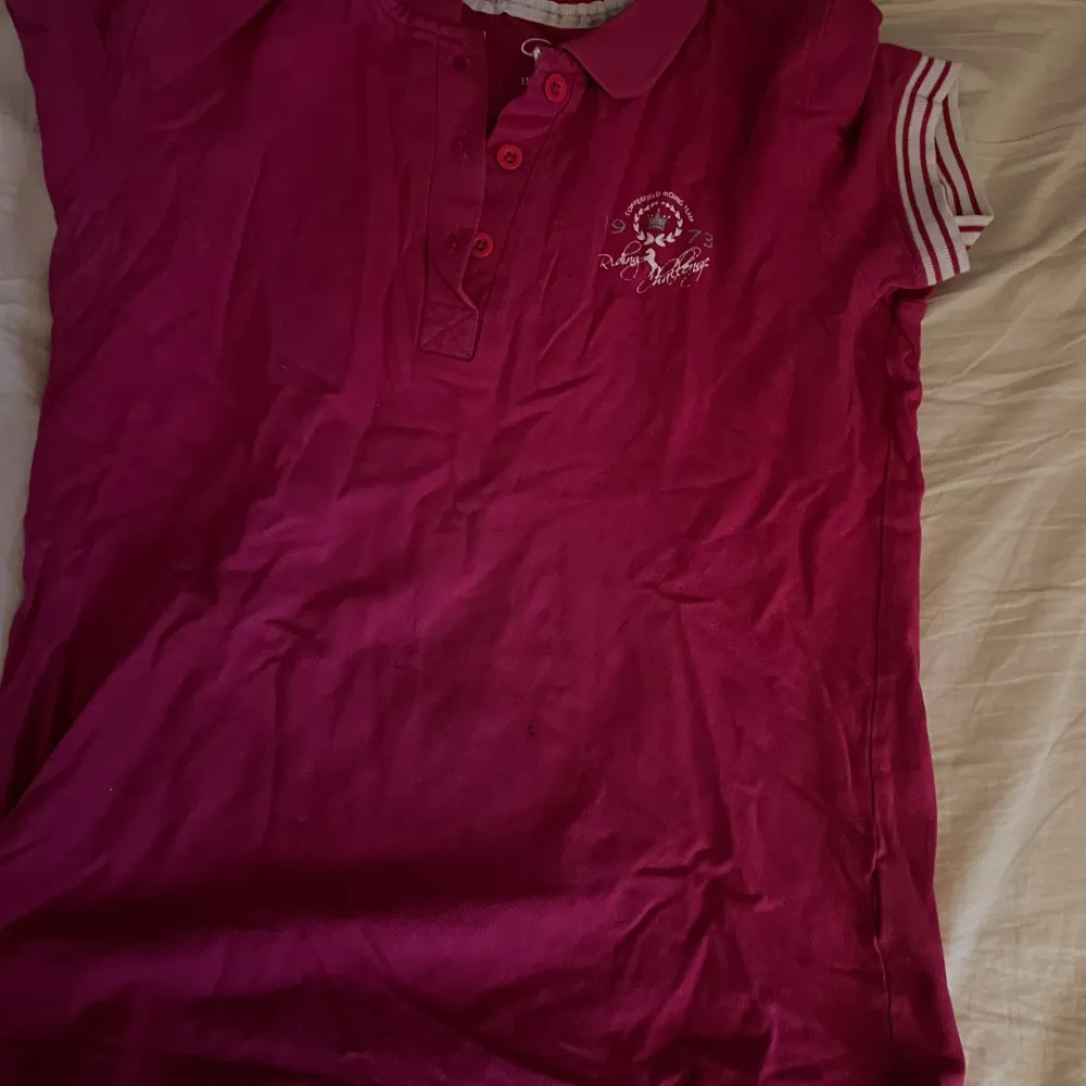 Fin rosa tröja använd några gånger inte sönder. Stolek 158/164. . T-shirts.