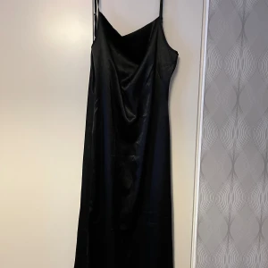 Fin svart lång satin klänning  - Jätte fin och skön lång satin klänning! 