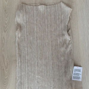 Benvit topp - Snygg benvit topp, den är aldrig använd så passa på att köp! 