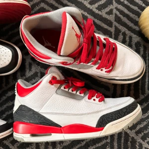 Jordan 3 fire red 2013 - Tja säljer dessa tvär feta og fire reds från 2013, tyvärr ingen box men kvitto finns, säljer dom för dom inte kommer till någon användning lite sad endå, skicket är bra bara att de finns en flaw på insidan, hör av er vid frågor och funderingar 