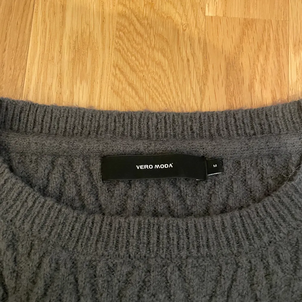 En söt gråaktig stickad tröja från Vero Moda i storlek M som tyvärr inte kommer till användning längre💖💖. Tröjor & Koftor.