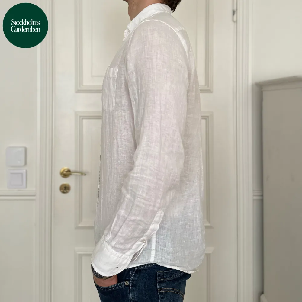 Linneskjorta från Massimo Dutti | Storlek: M - Skicket på skjortan är väldigt bra utan defekter - Vårat pris: 399kr - Modellen är 187cm och väger 80kg. . Paidat.