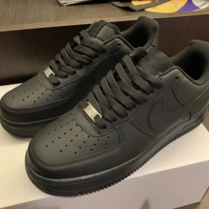 Airforce 1 svart  - Helt oanvända köpta för 1.3, helt nya aldrig använda bara testade. perfekt inför till sommaren storlek 42