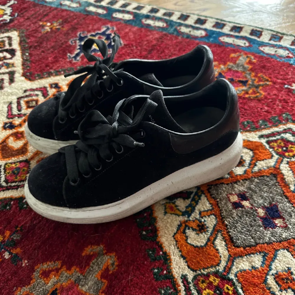 Säljer mina Alexander McQueen sneakers i svart velour. Sååå snygga. True to size. Så bra skick de kommer bara aldrig till användning tyvärr. Nypris runt 5000 kr. Säljer för 2 500 kr!!!!! ❤️ möts i Stockholm eller postar. Har box kvitto ALLT ingår. Skor.